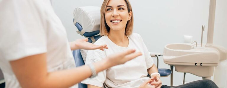 Zahnarzt erklärt Angstpatientin das Vorgehen