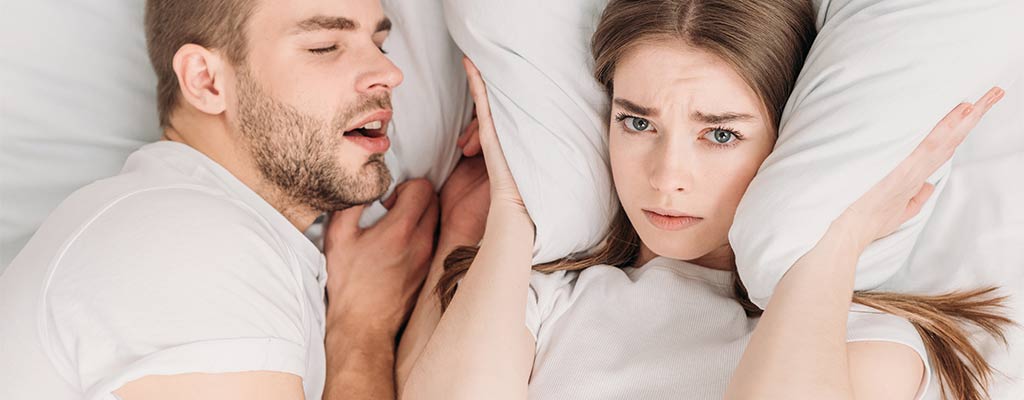 Schlafloser Partner aufgrund lauten Schnarchens 