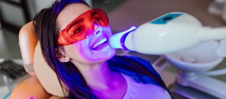 Frau nutzt Möglichkeit des Zähne-Bleaching
