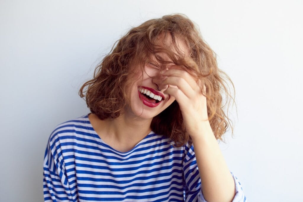 Lachende Frau nach zahnästhetischer Behandlung