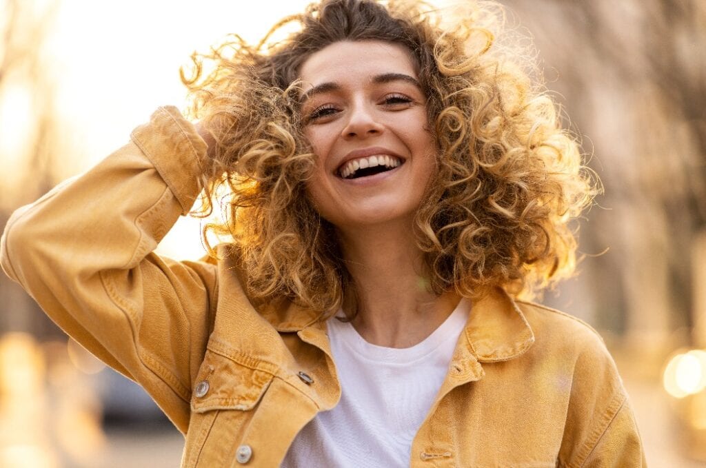 Frau mit blonden Locken in Leonberg