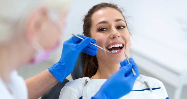 Junge Frau bei Kontrolluntersuchung beim Zahnarzt in Leonberg