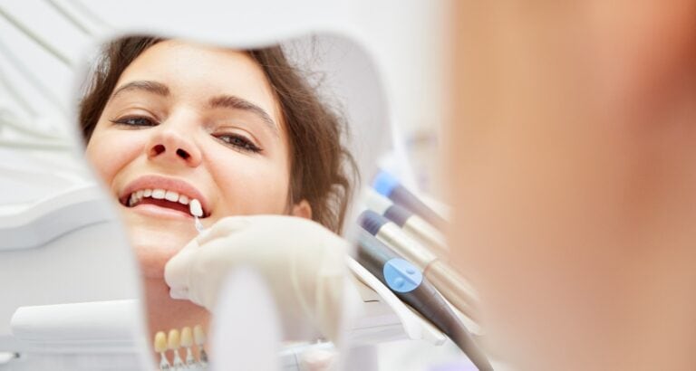 Frau beim Bleaching beim Zahnarzt in Leonberg