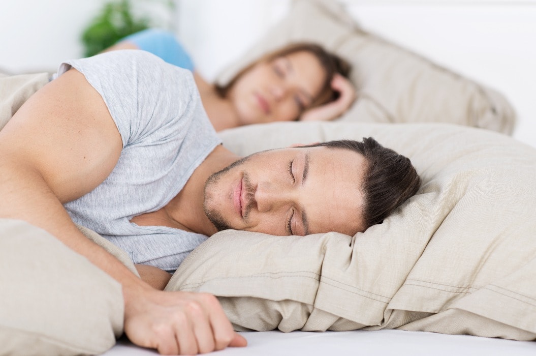 Paar schläft erholsam nach erfolgreicher Schnarchtherapie in Leonberg
