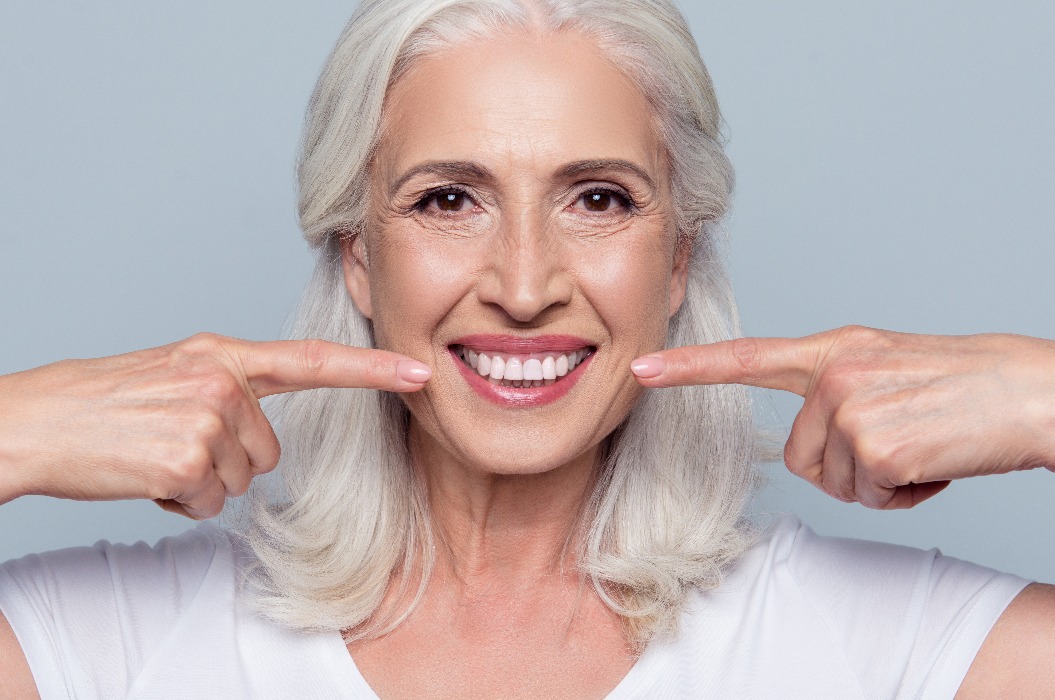 Das Konzept der starken, gesunden, geraden und weißen Zähne im Alter